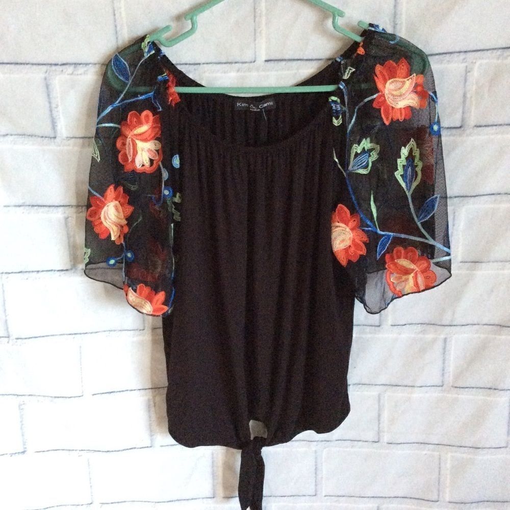Kim & Cami Shirt Size M Embroidered sh sleeve